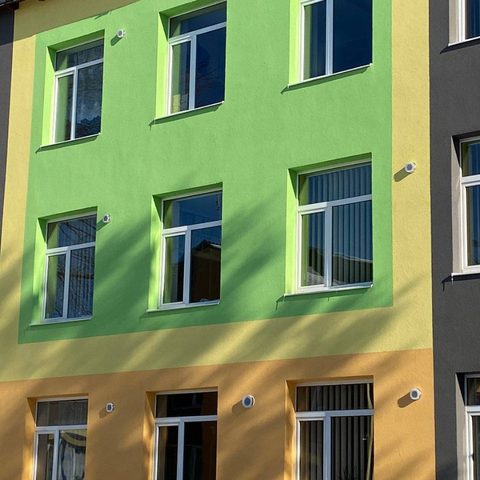 Czerpnie rekuperatorów na elewacji szkoły